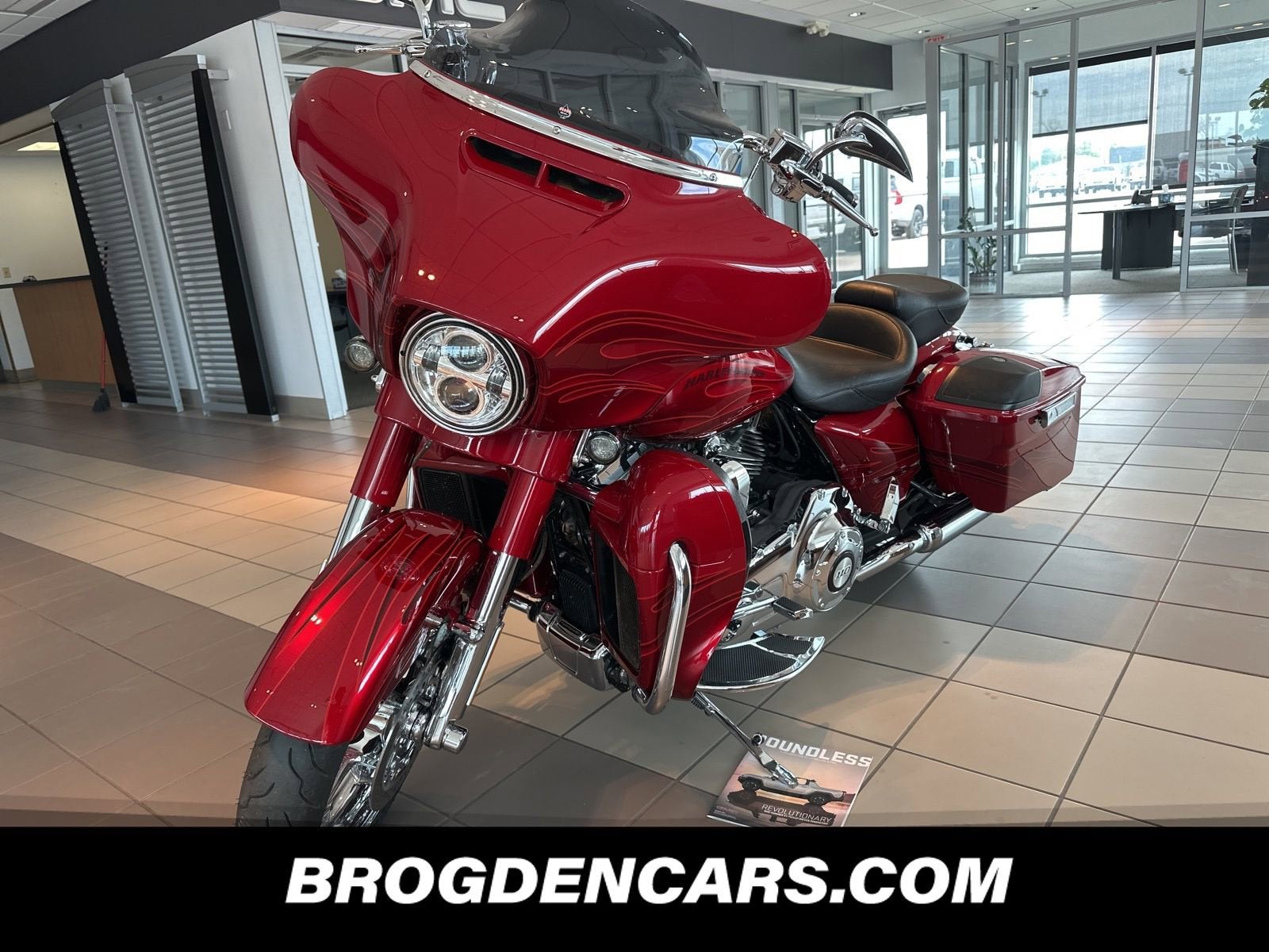 2016 HARLEY DAVIDSON CVO STREET GLID BIKE